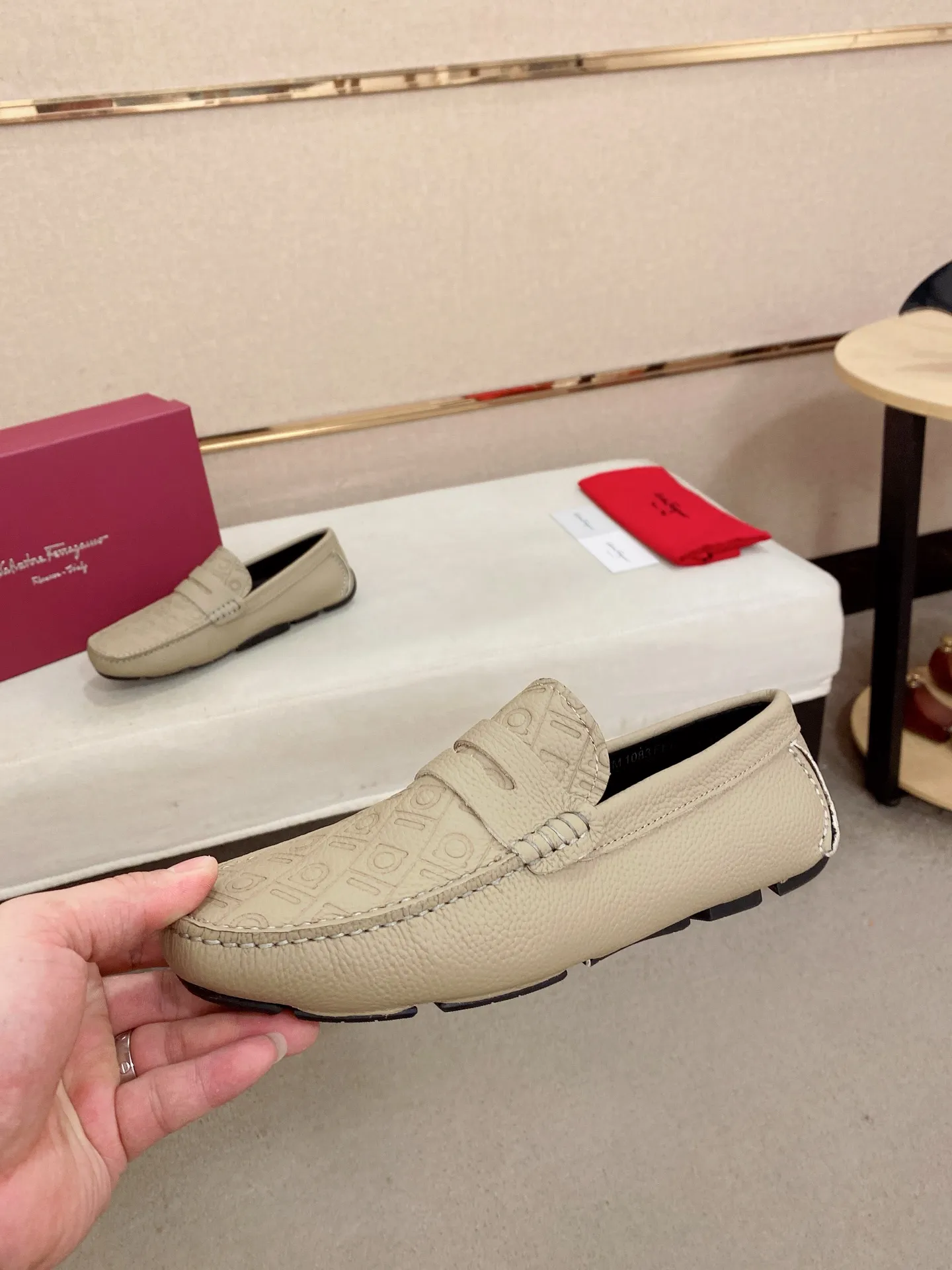 Men's shoes💰: 560💰High-end quality! Ferragamo🆕🆕Exclusive hot-selling products in stock🔥🔥New products on the shelves, high-quality Ferragamo men's pea shoes, high-end casual driving shoes, with complete packaging! 💪 💪 Material: imported first-layer pebbled cowhide 🐂 + imported high-quality water-dyed cowhide lining + wear-resistant outsole 👍🏻👍🏻 Features: high-end and comfortable, purely handmade 🚀 🚀 Create the perfect shoe that suits you best 🔥 🔥 Size: (38-44) 45 standard size can be customized!